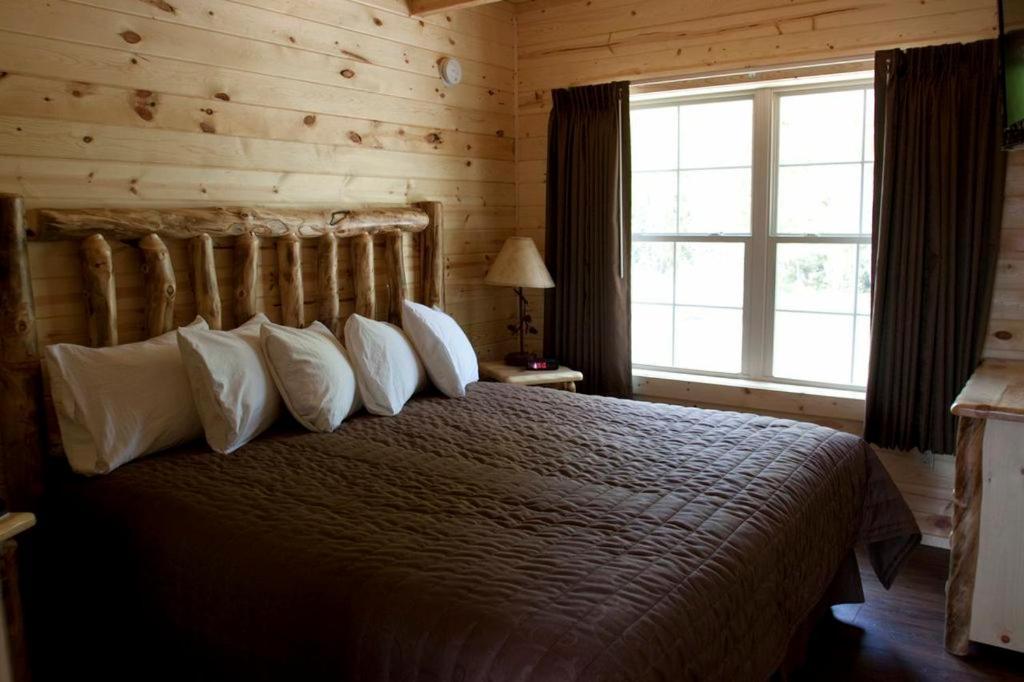 Cabins Of Mackinac & Lodge Mackinaw City Exterior photo