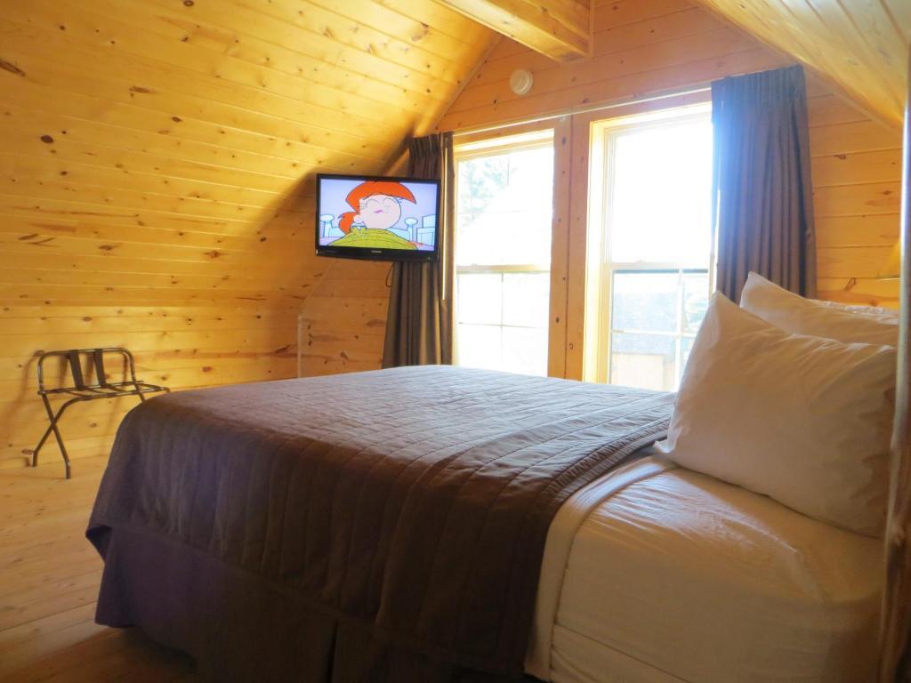 Cabins Of Mackinac & Lodge Mackinaw City Room photo